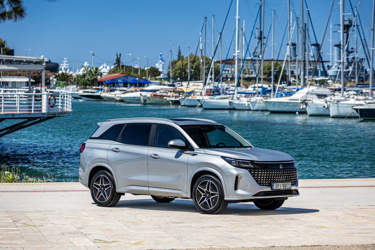 Οικογενειακά αυτοκίνητα DFSK E5